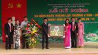 Phó trưởng phòng và các chuyên viên PGD quận Hà Đông về tặng hoa nhà trường nhân kỷ niệm 45 năm thành lập trường và 20-11