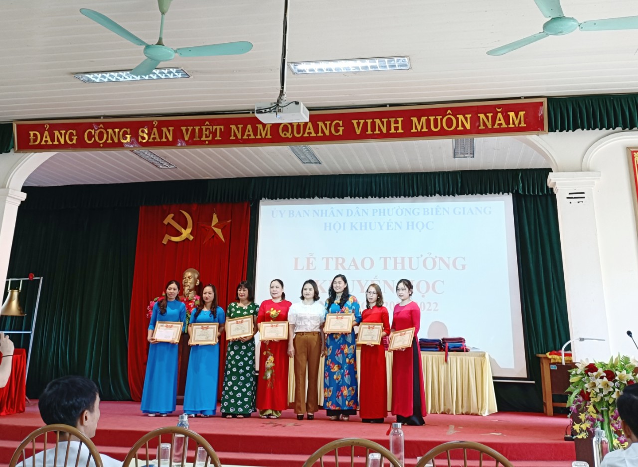 Lễ trao thưởng khuyến học phường Biên Giang